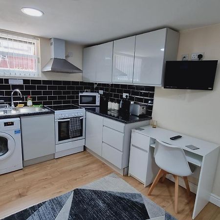 Lovely Studio-Flat With Free Parking, Free Wifi. Лийдс Екстериор снимка