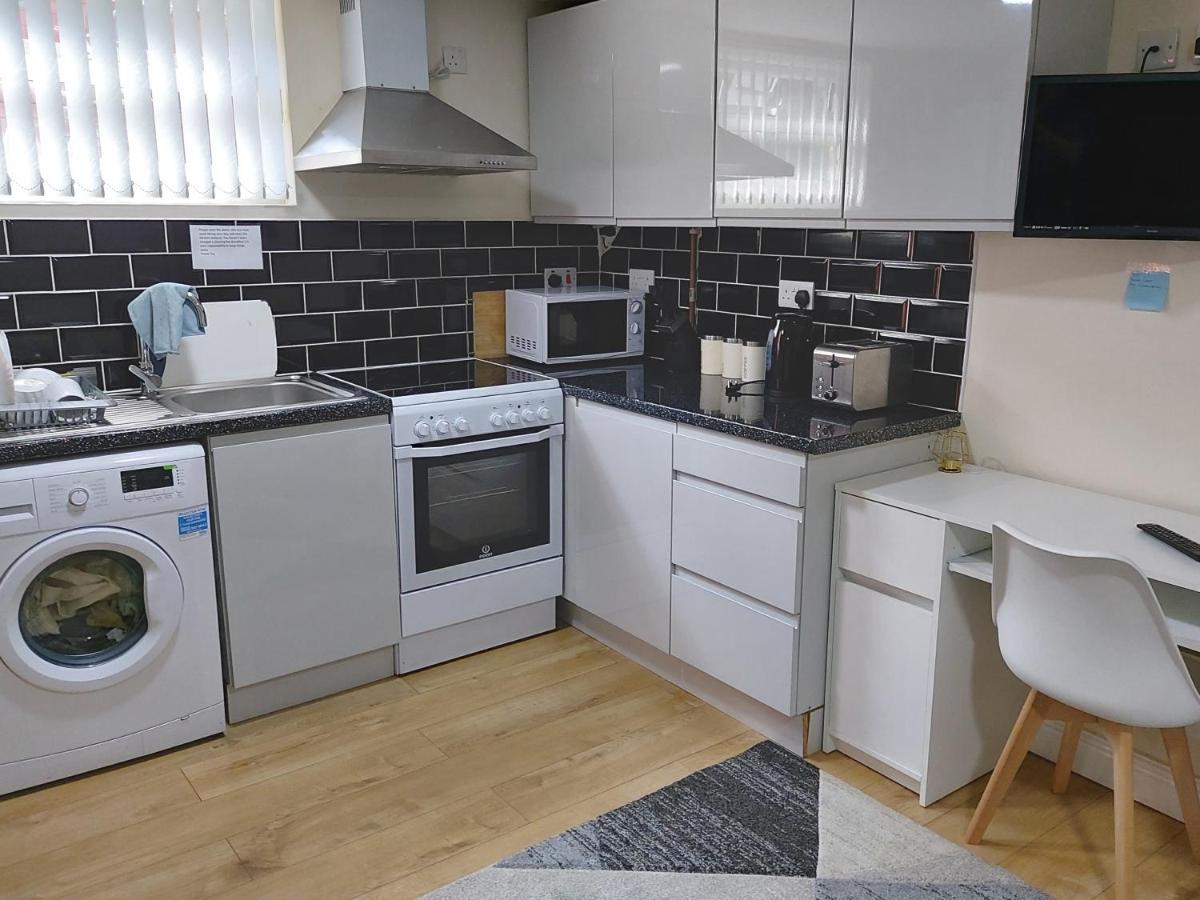 Lovely Studio-Flat With Free Parking, Free Wifi. Лийдс Екстериор снимка