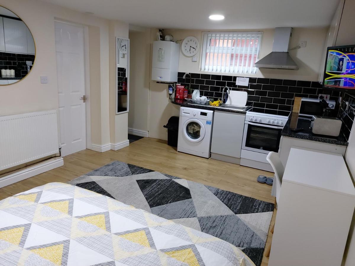 Lovely Studio-Flat With Free Parking, Free Wifi. Лийдс Екстериор снимка