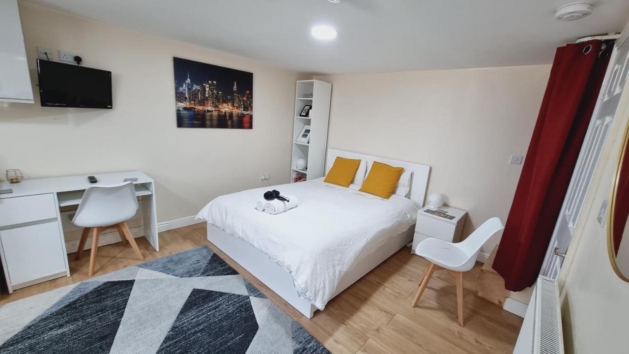 Lovely Studio-Flat With Free Parking, Free Wifi. Лийдс Екстериор снимка