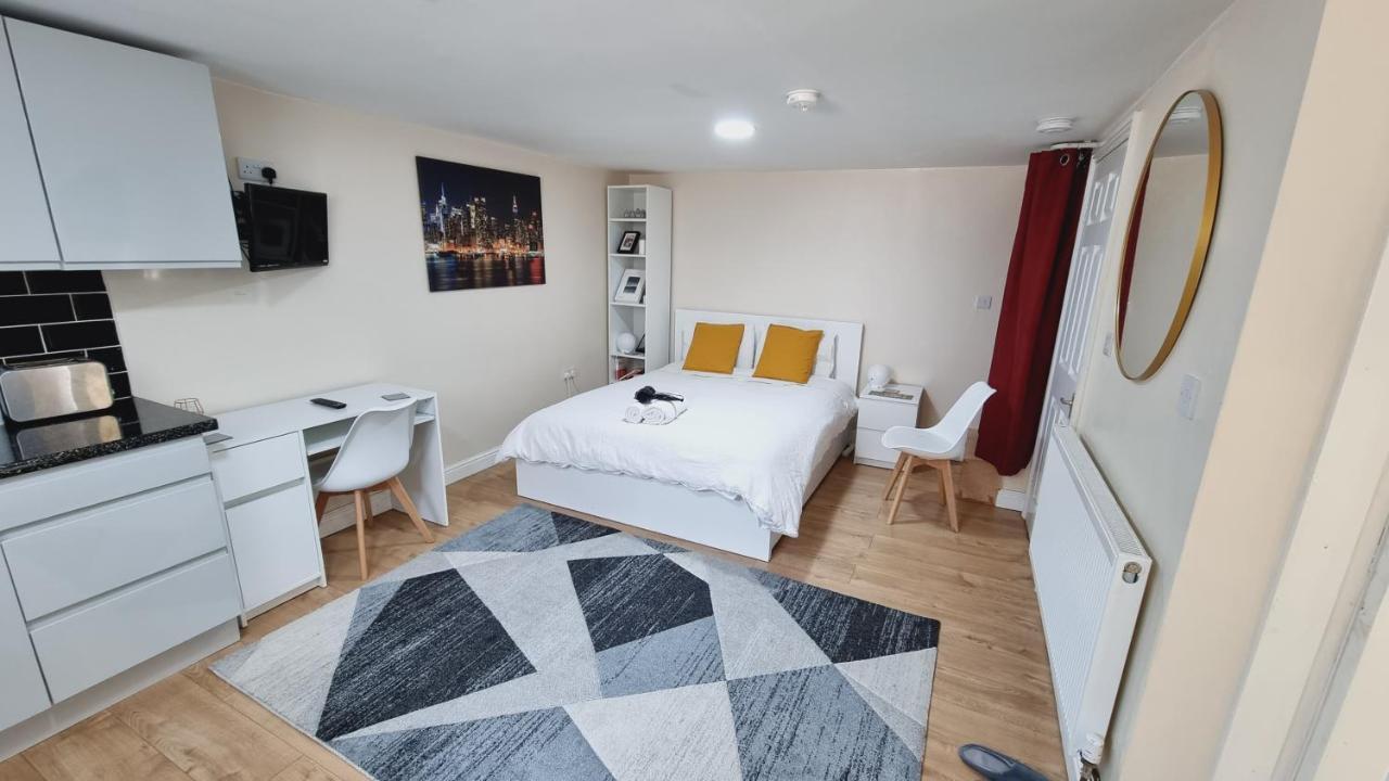 Lovely Studio-Flat With Free Parking, Free Wifi. Лийдс Екстериор снимка