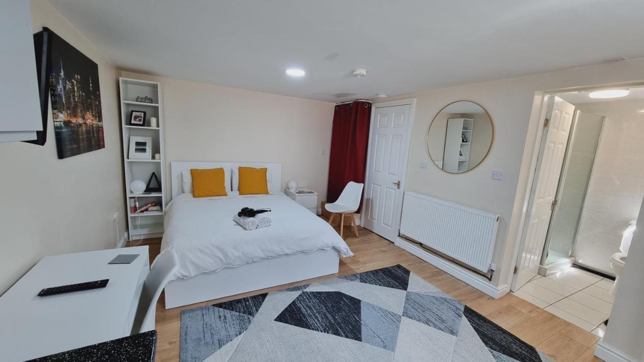 Lovely Studio-Flat With Free Parking, Free Wifi. Лийдс Екстериор снимка