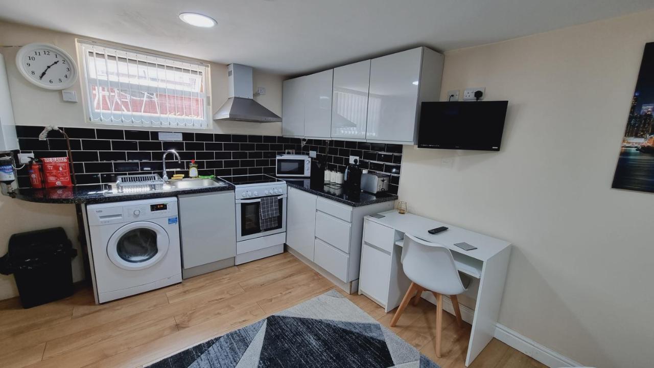 Lovely Studio-Flat With Free Parking, Free Wifi. Лийдс Екстериор снимка