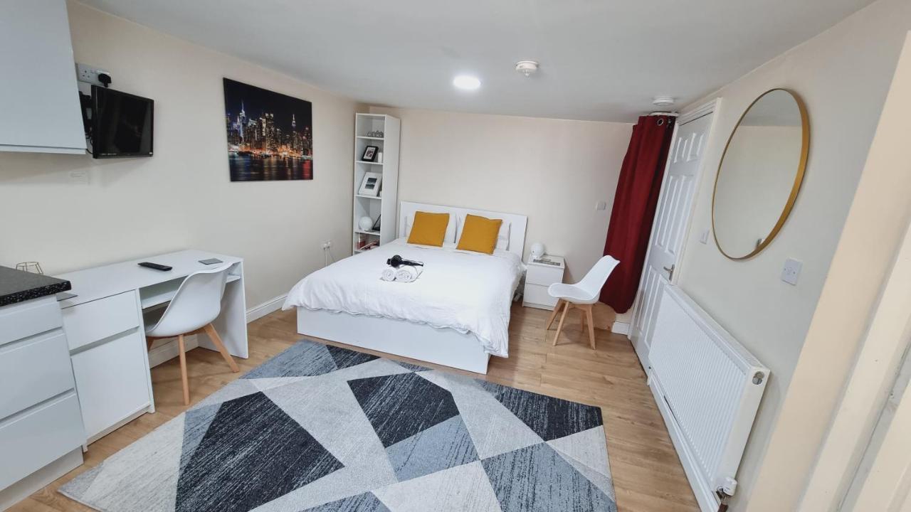 Lovely Studio-Flat With Free Parking, Free Wifi. Лийдс Екстериор снимка