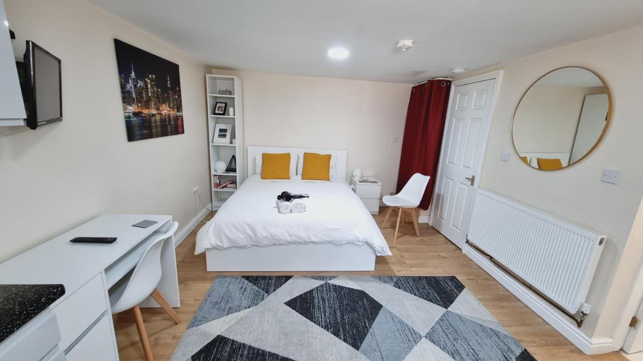 Lovely Studio-Flat With Free Parking, Free Wifi. Лийдс Екстериор снимка